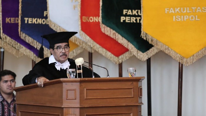 Guru Besar UGM, Cornelis Lay.