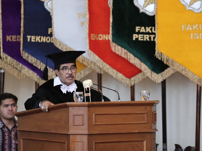 Guru Besar UGM, Cornelis Lay.