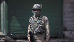 Foto: Tentara India Bersiaga Terapkan Jam Malam di Kashmir