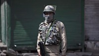 Penghapusan status Kashmir diiringi pembatasan yang ketat, pemblokiran akses komunikasi dan informasi masyarakat demi mencegah adanya unjuk rasa (Mukhtar Khan/AP)