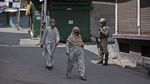 Foto: Tentara India Bersiaga Terapkan Jam Malam di Kashmir