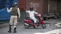 Pasukan pemerintah mengenakan perlengkapan anti huru-hara, membawa senapan, mendirikan barikade baja dan memasang kawat silet di jalan, jembatan dan persimpangan. (Mukhtar Khan/AP)
