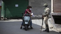 Mereka juga melakukan patroli di jalan-jalan Srinagar dan membatasi gerakan sipil. (Mukhtar Khan/AP)