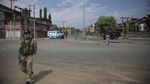 Foto: Tentara India Bersiaga Terapkan Jam Malam di Kashmir