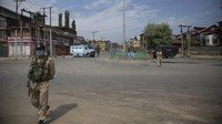 Tentara India menerapkan jam malam dan berbagai pembatasan saat memperingati satu tahun pencabutan status Kashmir sebagai daerah otonom yang jatuh pada 5 Agustus. (Mukhtar Khan/AP) 