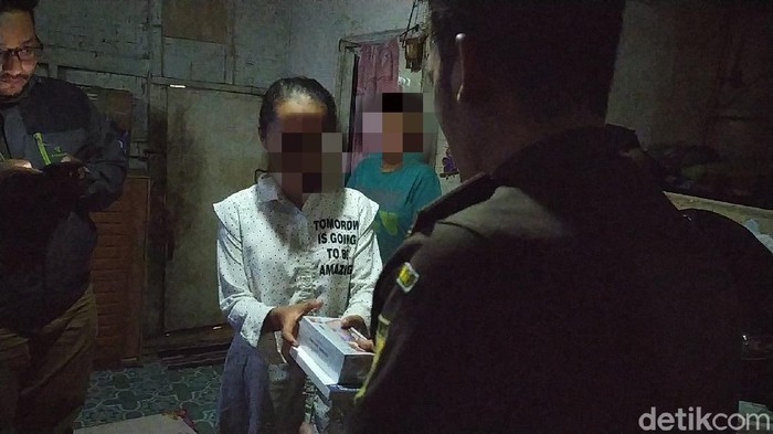 Jaksa di Garut bantu ayah yang curi ponsel demi anaknya belajar online