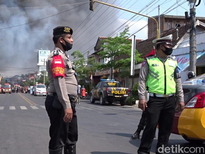 Jalan Kartini Rembang ditutup karena 3 Toko Tunggal Jaya kebakaran, Rabu (5/8/2020).