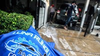 Bayu dan Widya mencuci mobil pelanggan di Bintaro, Tangerang Selatan, Rabu (5/8/2020).