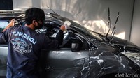 Pasangan suami-istri penyandang tuna rungu tersebut menawarkan jasa panggilan untuk pencucian mobil dengan tarif Rp  70.000.