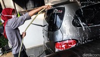 Warga Larangan, Kota Tangerang itu menawarkan jasa cuci mobil menggunakan jejaring media sosial dan pesan whatsapp sejak, Senin (3/8/2020) dan langsung viral.