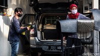 Dalam sehari, keduanya memiliki 8 hingga 10 panggilan cuci mobil. 