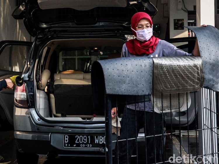 Jasa Cuci Mobil Pasangan Tuna Rungu yang Viral di Tangerang