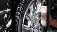 Cuci mobil yang mereka lakukan sangat detail dan bersih.