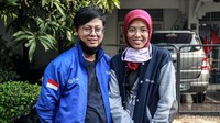Perkenalkan, Bayu dan Widya yang merupakan pasangan suami istri penyandang tuna rungu yang menawarkan jasa cuci mobil melalui jejaring sosial.