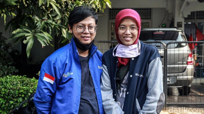 Pasangan suami-istri penyandang tuna rungu di Tangerang menawarkan jasa panggilan cuci mobil. Pasangan ini terus berjuang untuk hidup di tengah pandemi Corona.