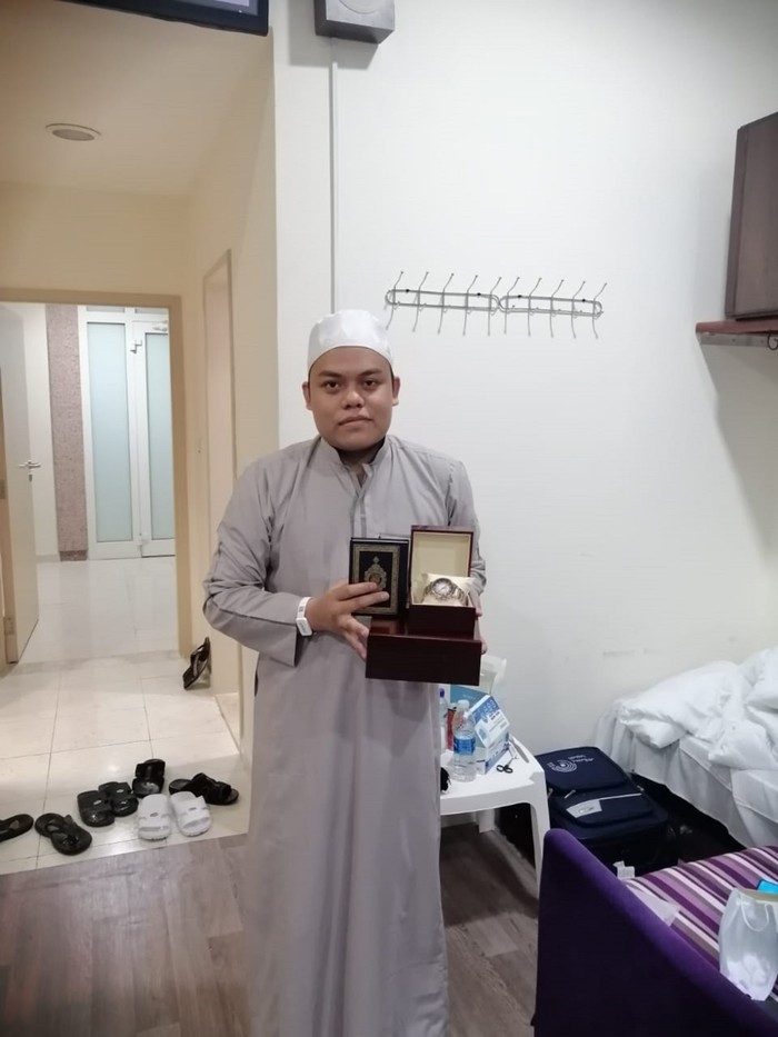 Jemaah haji pemenang arloji mewah (Dok. KBRI Riyadh)
