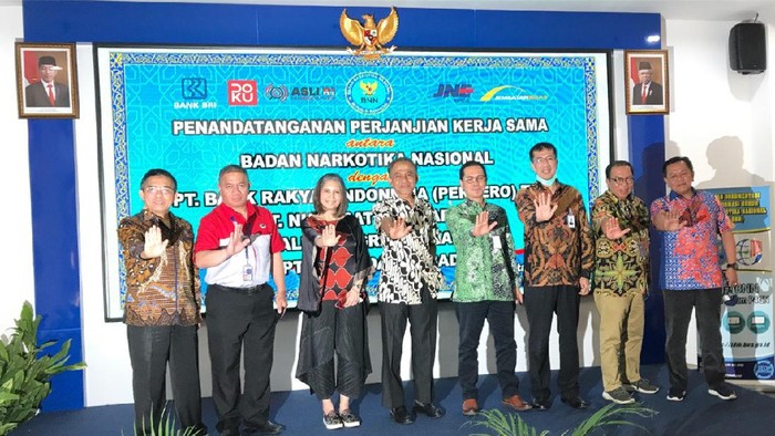 TokoStopNarkoba.com dihadirkan Badan Narkotika Nasional (BNN) untuk membantu pemasaran produk-produk hasil 93 ribu dari masyarakat binaan sebagai pelaku UMKM di 654 lokasi di Indonesia.