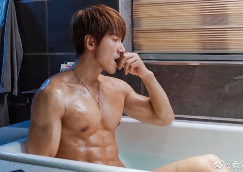 Adegan Jerry Yan mandi di bath tub dalam serial drama terbaru.