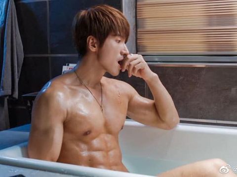 Adegan Jerry Yan mandi di bath tub dalam serial drama terbaru.