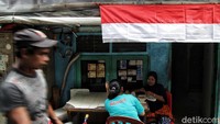 Tidak hanya bendera, umbul-umbul merah putih juga membentang di depan rumah warga.