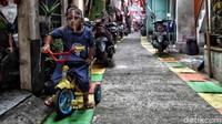 Selama pandemi COVID-19, anak-anak bermain dengan memakai masker hingga faceshield. Hal itu dilakukan untuk mencegah penyebaran virus Corona.