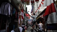 Salah satu gang di permukiman padat Pademangan Timur telah bersolek dengan memasang bendera merah putih.