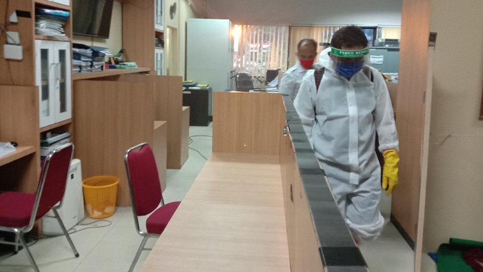 Kantor Wali Kota Medan disemprot disinfektan (Ahmad Arfah-detikcom)