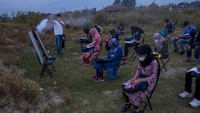 Muneer Alam, seorang insinyur yang berubah menjadi guru matematika di Srinagar, akhirnya membuka sekolah komunitas informal dalam bentuk kelas terbuka.  