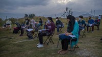 Sekolah tanpa atap tesebut mengikuti semua protokol terkait Covid-19, misalnya mengenakan masker dan penjarakan sosial.  