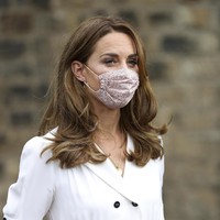 Kate Middleton tetap menjalankan tugasnya sebagai Duchess of Cambridge meski pandemi COVID-19 belum mereda. Kali ini, ia melakukan kunjungan ke Baby Banks, panti sosial anak yang fokus membantu keluarga prasejahtera, di Sheffield, Inggris, Selasa (4/8/2020). Ada yang berbeda pada penampilan Kate dalam kesempatan tersebut. Tak seperti kunjungan-kunjungan sebelumnya, ibu tiga anak itu kali ini memakai masker. (Foto: Chris Jackson/PA via AP)