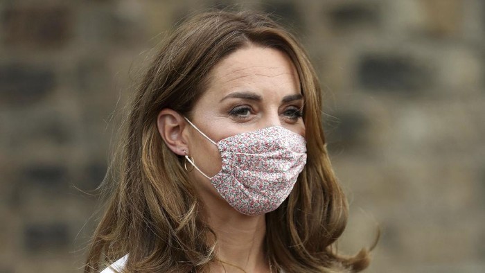Kate Middleton Pakai Masker Britains Kate, the Duchess of Cambridge, wears a face mask to protect against coronavirus, as she talks to parents Ali Wartty and Sahara Hamawandy about their triplets San, Shan and Laveen, during a visit to Baby Basics Sheffield, in Sheffield, England, Tuesday, Aug. 4, 2020. Baby Basics is a volunteer led project which supports families in need struggling to provide for their newborns. (Chris Jackson/PA via AP)