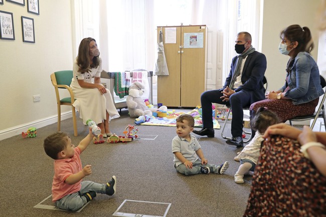 Dalam kesempatan tersebut, Kate sempat berbincang dengan keluarga yang dibantu panti sosial tersebut. Kadang, pengalaman tersebut bisa sangat emosional. Saya ingat pernah bertemu beberapa keluarga di Kings Lynn dan sesampainya di rumah, saya menangis. Cerita mereka sangat menyentuh, cerita Kate tentang kunjungan tersebut. (Foto: Chris Jackson/PA via AP)
