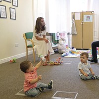 Dalam kesempatan tersebut, Kate sempat berbincang dengan keluarga yang dibantu panti sosial tersebut. Kadang, pengalaman tersebut bisa sangat emosional. Saya ingat pernah bertemu beberapa keluarga di Kings Lynn dan sesampainya di rumah, saya menangis. Cerita mereka sangat menyentuh, cerita Kate tentang kunjungan tersebut. (Foto: Chris Jackson/PA via AP)