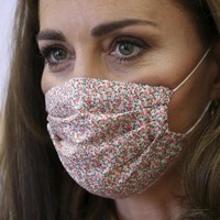 Masker bermotif floral keluaran label lokal London, Amaia, menjadi andalan istri Pangeran William itu. Masker berbahan kain katun tersebut dijual seharga 15 pound sterling atau Rp 285 ribu. (Foto: Chris Jackson/PA via AP)