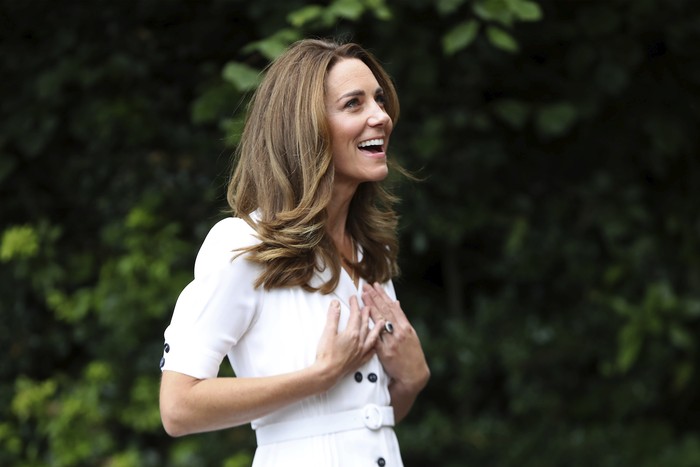 Kate Middleton Pakai Masker Britains Kate, the Duchess of Cambridge, wears a face mask to protect against coronavirus, as she talks to parents Ali Wartty and Sahara Hamawandy about their triplets San, Shan and Laveen, during a visit to Baby Basics Sheffield, in Sheffield, England, Tuesday, Aug. 4, 2020. Baby Basics is a volunteer led project which supports families in need struggling to provide for their newborns. (Chris Jackson/PA via AP)