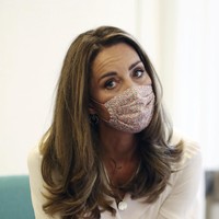 Seperti dikabarkan Daily Mail, Kate Middleton untuk pertama kalinya terlihat menggunakan masker saat melakukan kunjungan resmi. (Foto: Chris Jackson/PA via AP)