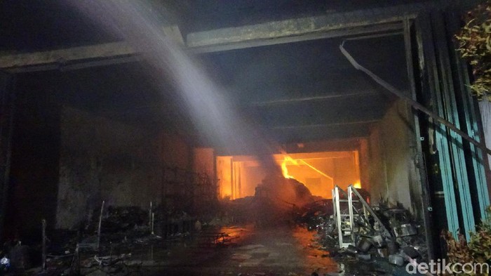 Kebakaran melanda toko di Rembang, Rabu (5/8/2020).