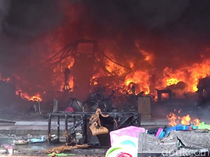 Kebakaran tiga toko di Jalan Kartini, Rembang, Rabu (5/8/2020).