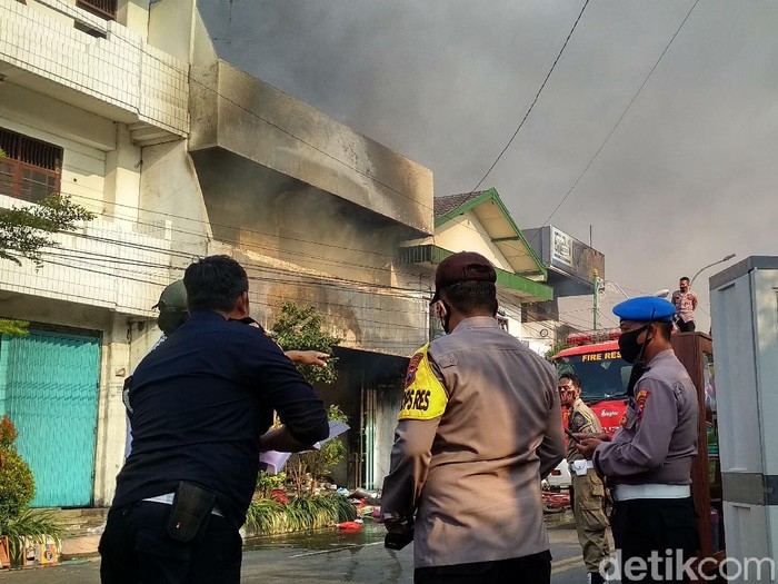 Kebakaran tiga toko di Rembang, jam 17.11 WIB, Rabu (5/8/2020).