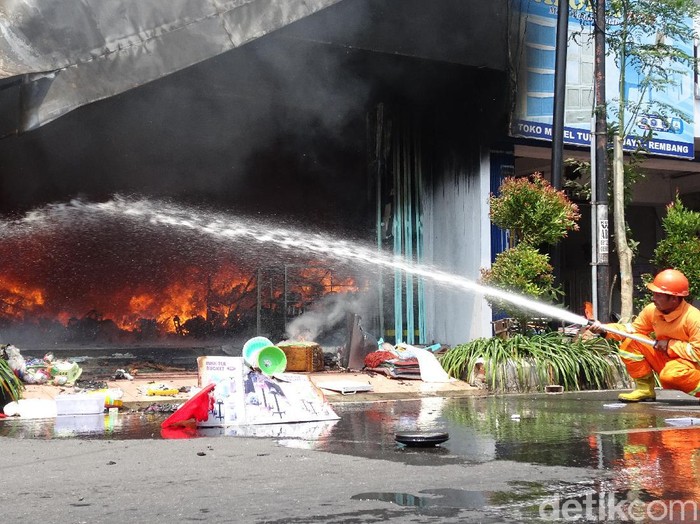 Kebakaran tiga toko perabotan di Rembang, Rabu (5/8/2020).