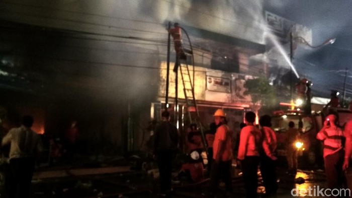 Kebakaran yang melanda tiga toko di Rembang, Rabu (5/8/2020).
