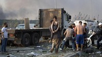 Orang-orang mengalami luka dan linglung tersandung di antara puing-puing, pecahan kaca, dan gedung-gedung yang terbakar di Beirut.