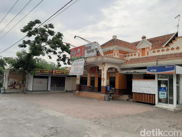 Ada dua orang positif COVID-19 yang meninggal dari klaster Rumah Makan Rawon Nguling Probolinggo. Yakni pengelola rumah makan dan anaknya.