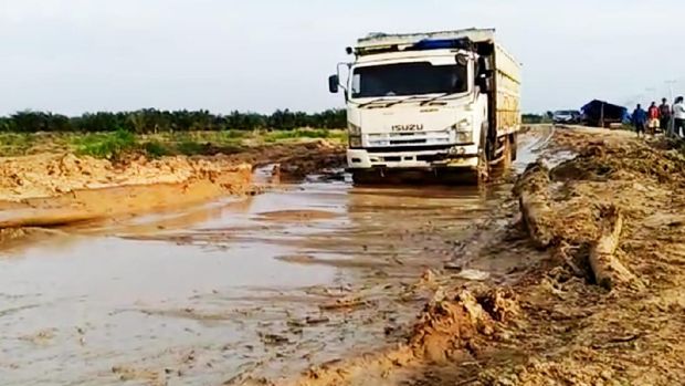 Jalan di Desa Sontang Riau Ini Rusak Hanya Truk  Besar  