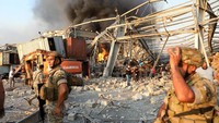 Tentara berjaga di sekitar ledakan besar Beirut. Penyebab ledakan belum diketahui. (AFP/STR)
