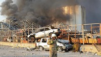 Ledakan besar yang mengguncang Beirut, Lebanon, terjadi dua kali. Ledakan Beirut mengguncang bangunan, menimbulkan asap yang mengepul ke langit dan menyebabkan puluhan orang terluka. (AFP/STR)