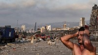 Salah satu warga Beirut yang berada beberapa kilometer dari lokasi kejadian mengatakan jendela turut pecah akibat kuatnya ledakan. (AFP/STR)