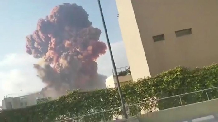 Ledakan besar mengguncang Beirut, Lebanon. Total saat ini korban tewas akibat insiden itu berjumlah 78 orang.