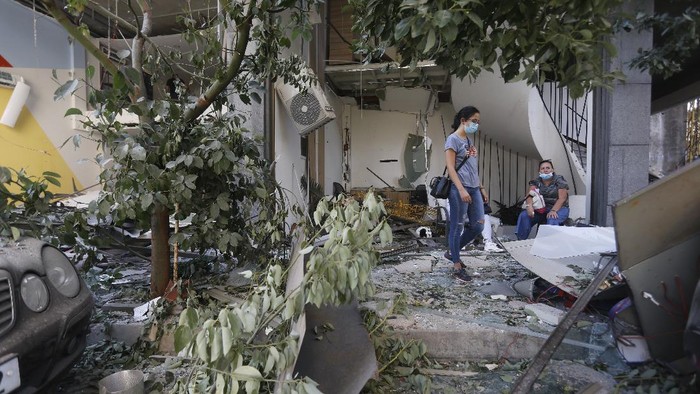 Ledakan Lebanon Bikin 300 Ribu Warga Kehilangan Rumah Ledakan di Lebanon memicu kerusakan parah pada separuh wilayah ibu kota Beirut. Sedikitnya 300 ribu orang kehilangan rumah akibat ledakan dahsyat ini.