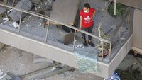 Namun disebutkan bahwa dua ledakan besar yang berpusat di area pelabuhan telah memicu dampak besar secara luas hingga ke lebih dari separuh kota Beirut.